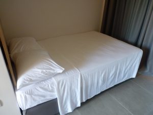 ξενοδοχεία λάρισα φθηνά για φοιτητές δωμάτιο με κρεβάτι